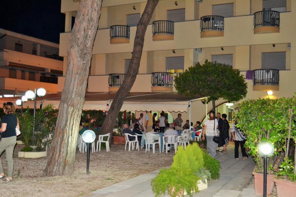 Hotel Quattropalme Tortoreto Bagian luar foto